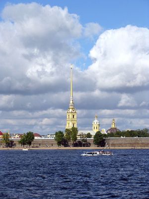 Bonita vista de San Petersburgo (Rusia): La fortaleza de San Pedro y San Pablo y el rio Neva